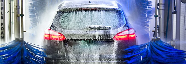 Auto in Waschanlage mit rotierenden Bürsten